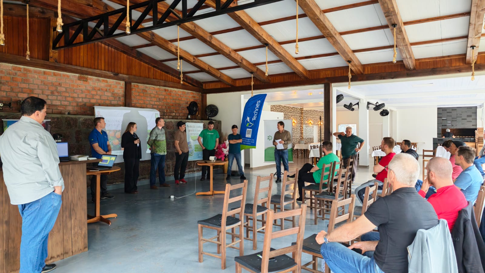 Produtores de Viadutos participam de palestra técnica sobre hortifrutigranjeiros.
